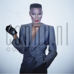 15-09-1980 Grace Jones at studio in Amsterdam, The Netherlands. September 15, 1980.

[keywords]Posed, Half Length, Eyecontact, Sigaret[/keywords]